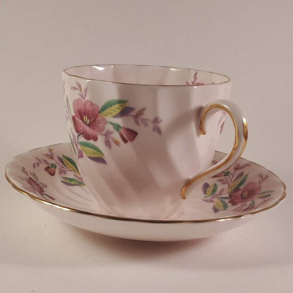 Beautiful Vintage Tuscan pink shaded floral bone china teacup and saucer 4223H - Picture 5 of 10